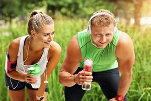 jeune couple faisant du jogging dans le parc photo