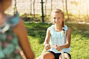 enfants joyeux s'amusant sur l'aire de jeux photo