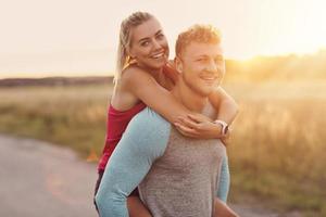 jeune couple faisant du jogging dans les banlieues après le coucher du soleil photo