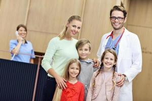 mère et enfants ensemble à l'hôpital avec un médecin photo