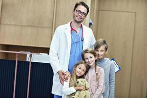 médecin accueillant des enfants à la clinique photo