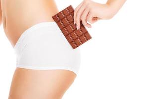 chocolat et corps féminin sur fond blanc photo