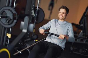 homme adulte travaillant dans une salle de sport photo