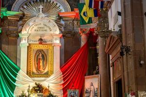 santiago de queretaro, queretaro, mexique - 09 novembre 2022 vierge de guadalupe à l'intérieur de l'église et sanctuaire de la congrégation photo