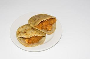 gorditas de migajas mexicaines avec couennes de porc et piment photo