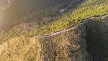 vue aérienne de la colline de chee dao chiang rai thaïlande photo