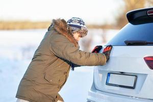 homme ayant des problèmes avec la voiture pendant l'hiver enneigé photo