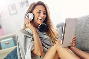 femme heureuse écoutant de la musique à la maison photo