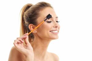 portrait de beauté d'une femme adulte avec le pinceau de maquillage isolé sur blanc photo