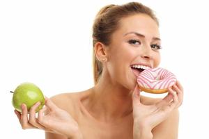 femme adulte posant avec des beignets sur fond blanc photo