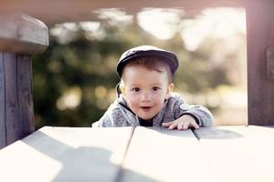 petit enfant s'amusant à l'extérieur photo