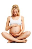 femme enceinte heureuse sur fond blanc photo