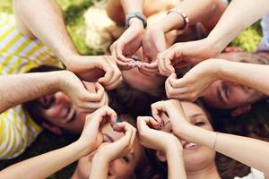 groupe d'amis s'amusant ensemble sur l'herbe photo