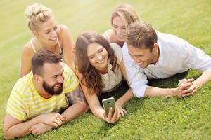 groupe d'amis s'amusant ensemble sur l'herbe photo