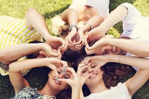 groupe d'amis s'amusant ensemble sur l'herbe photo