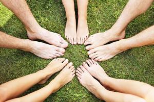 groupe d'amis s'amusant ensemble sur l'herbe photo