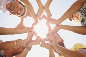 groupe d'amis s'amusant ensemble sur l'herbe photo