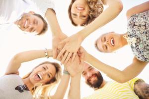 groupe d'amis s'amusant ensemble sur l'herbe photo