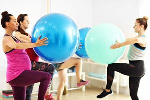 groupe de femmes enceintes pendant un cours de fitness photo