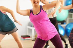 groupe de femmes enceintes pendant un cours de fitness photo