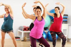 groupe de femmes enceintes pendant un cours de fitness photo