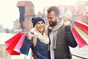 couple heureux faisant du shopping dans la ville photo