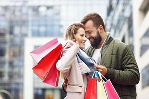 couple heureux faisant du shopping dans la ville photo