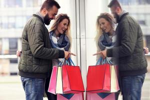 couple heureux faisant du shopping dans la ville photo