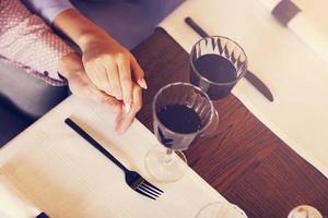 couple en train de dîner romantique dans un restaurant gastronomique buvant du vin et mangeant photo