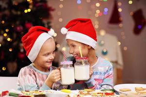 petites soeurs heureuses préparant des biscuits de noël photo