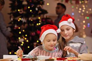 famille heureuse préparant des biscuits de Noël photo