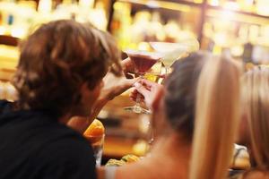 groupe d'amis prenant un verre au bar photo