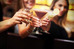 groupe d'amis prenant un verre au bar photo