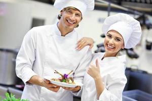 chefs occupés au travail dans la cuisine du restaurant photo