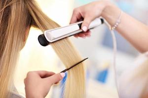 femme adulte au salon de coiffure photo