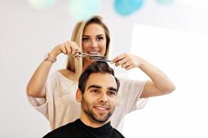 homme adulte au salon de coiffure photo