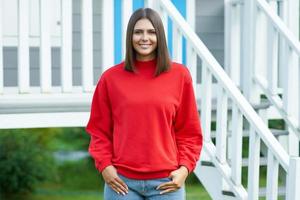 jeune femme en blouse rouge photo