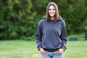 jeune femme en sweat à capuche gris. photo