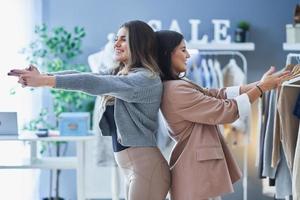 groupe d'amis heureux pendant la chasse au shopping photo