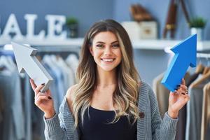 jeune fille sympa avec des flèches dans un magasin de vêtements photo