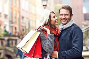 couple heureux faisant du shopping dans la ville photo