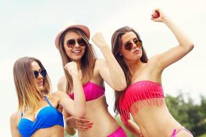 groupe de femmes montrant des muscles photo