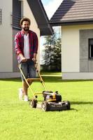 homme tondre l'herbe photo