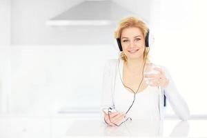 jeune femme écoutant de la musique à la maison photo