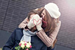 jeune couple avec des fleurs datant de la ville photo