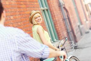 jeune femme à vélo avec son petit ami photo