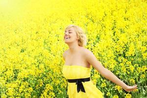 femme heureuse sur le champ de fleurs photo