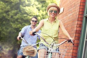 heureux touriste à vélo dans la ville photo