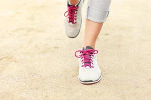 les jambes du jogger sur le sable photo