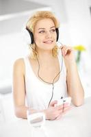 jeune femme écoutant de la musique à la maison photo